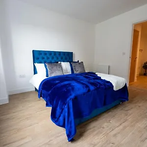 Newly Built Spacious Easily Accessible To Luton Airport, Town Centre And Station Luton (Bedfordshire)